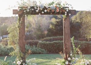 Bật mí một số cổng hoa đẹp cho tiệc cưới ngoài trời thêm hoàn hảo
